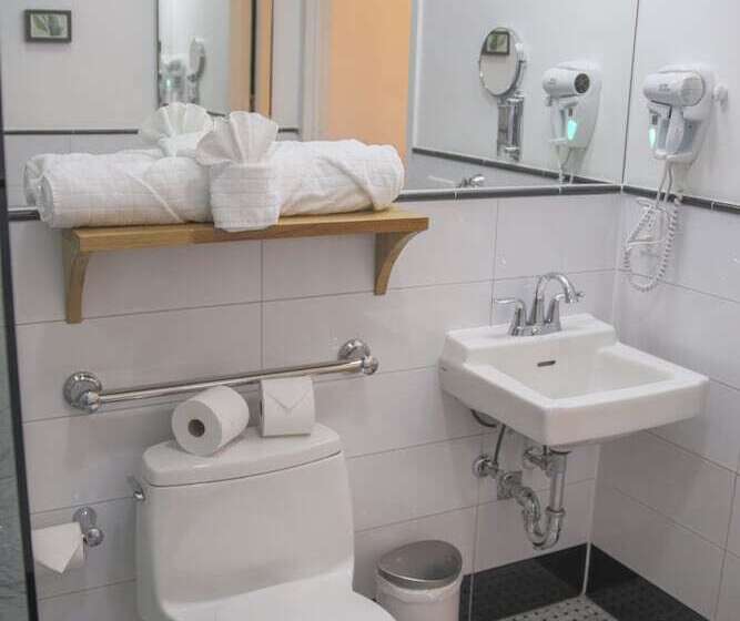 فندق The Box House