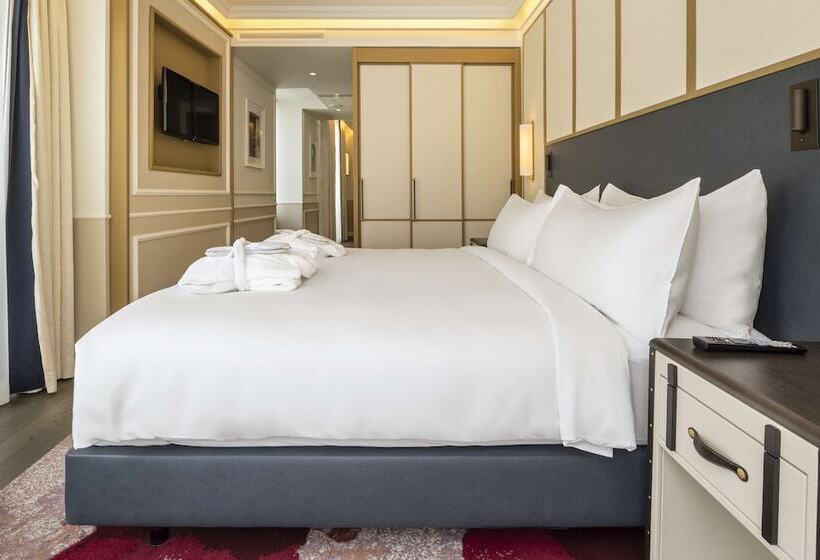 هتل The Emerald House Lisbon, Curio Collection By Hilton