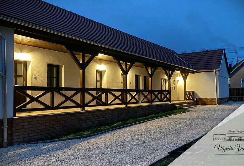 ペンション Végvári Vendégház