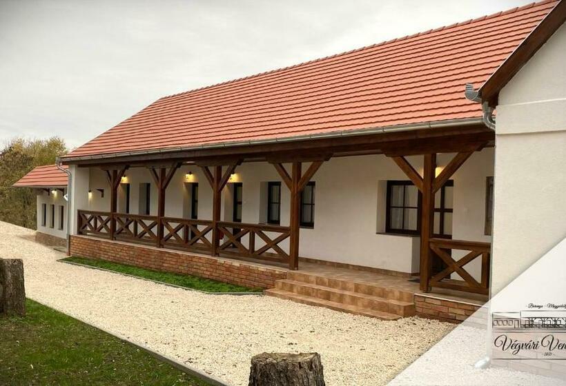 ペンション Végvári Vendégház