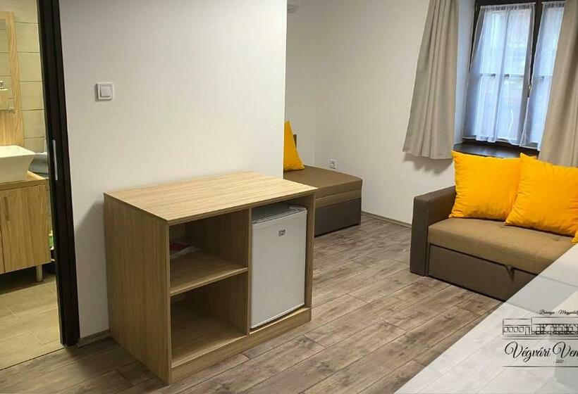 ペンション Végvári Vendégház