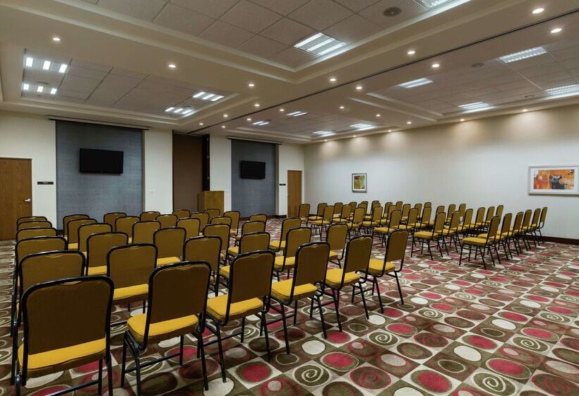 Отель Hilton Garden Inn Queretaro