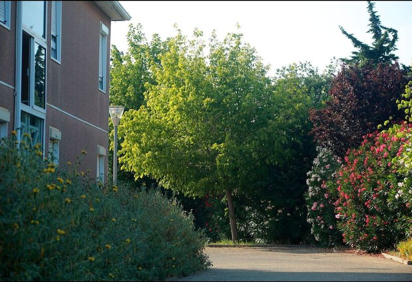 Отель Nîmes Caissargues