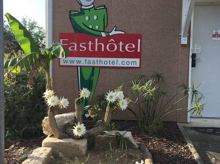 Отель Nîmes Caissargues