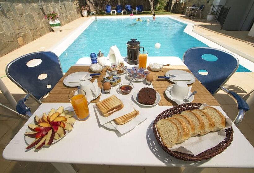 Отель Olive Tree Apartments