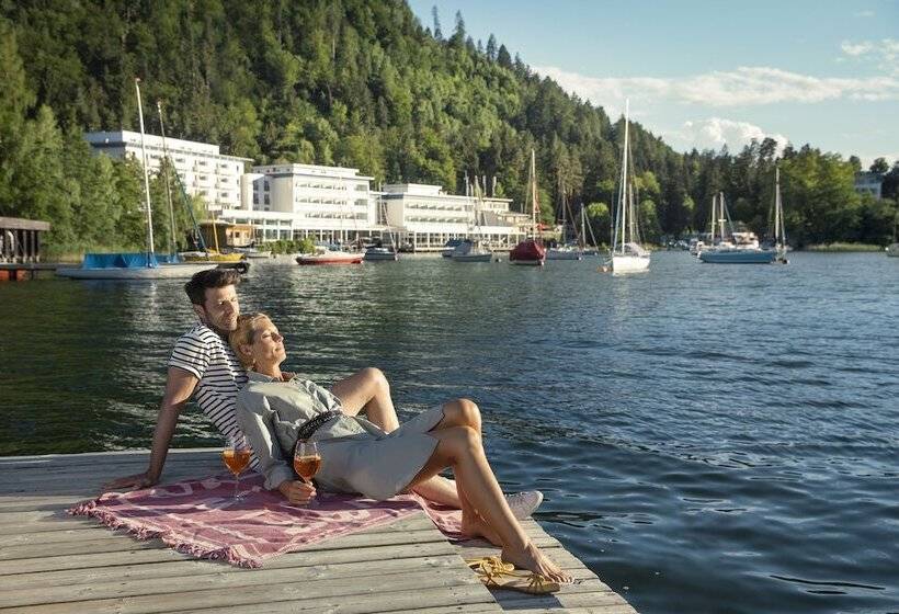 هتل Robinson Landskron