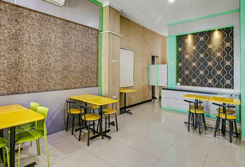 فندق Reddoorz At Jalan Emmy Saelan Palu