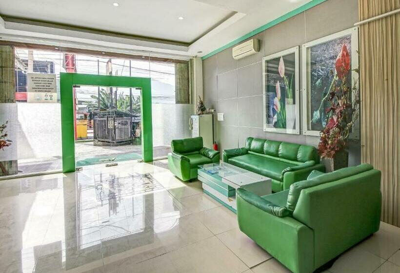 فندق Reddoorz At Jalan Emmy Saelan Palu