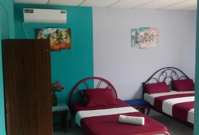 پانسیون Hostal El Naufrago 2