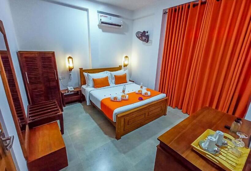 Пансион Three Elephant Holiday Inn