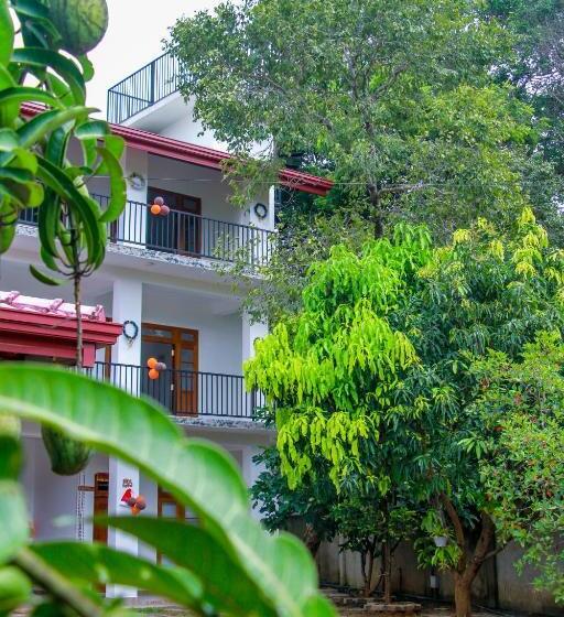 Пансион Three Elephant Holiday Inn