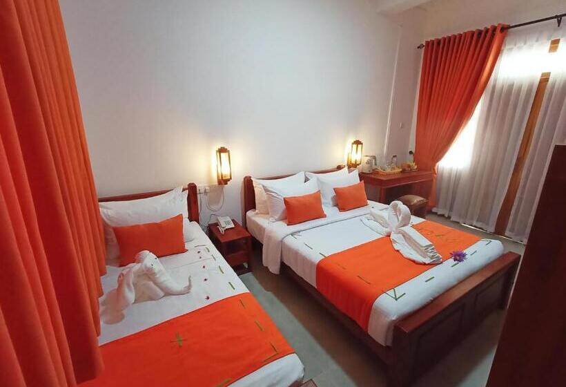 Пансион Three Elephant Holiday Inn