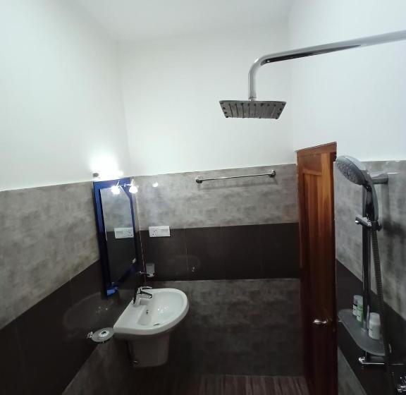 Пансион Three Elephant Holiday Inn