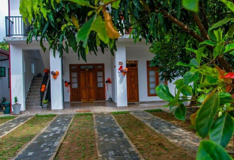 Пансион Three Elephant Holiday Inn