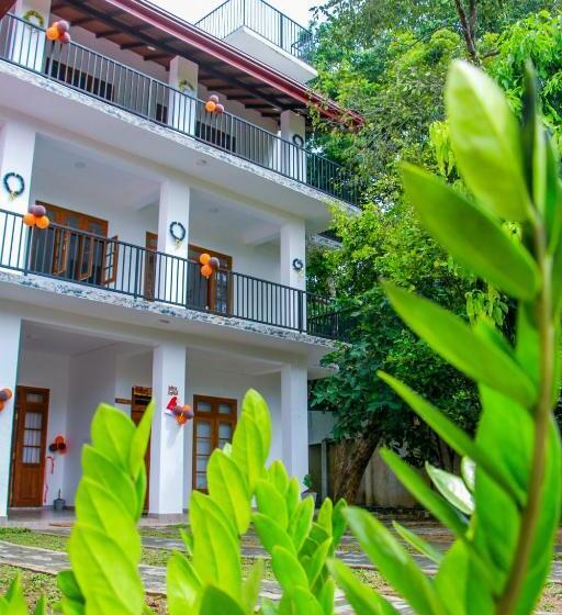 Пансион Three Elephant Holiday Inn