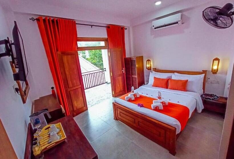 Пансион Three Elephant Holiday Inn