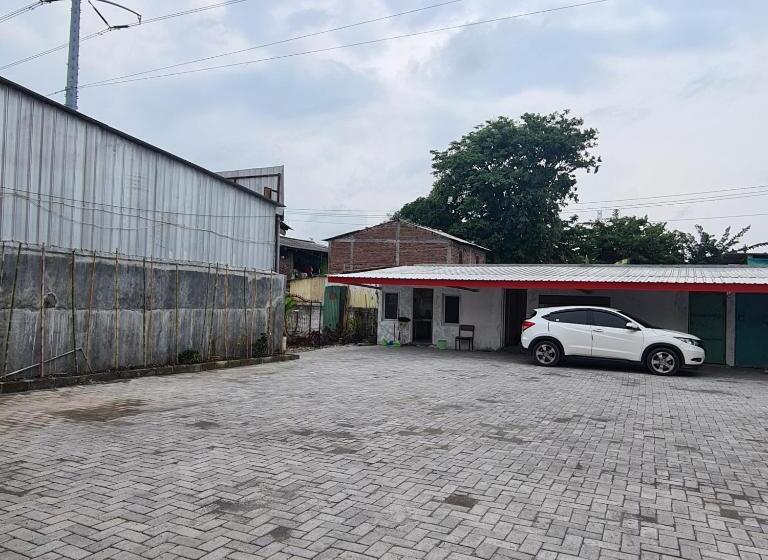 ユースホステル Reddoorz Near Tugu Muda Semarang