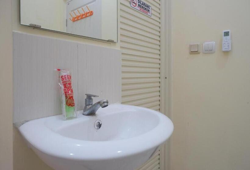 ユースホステル Reddoorz Near Tugu Muda Semarang