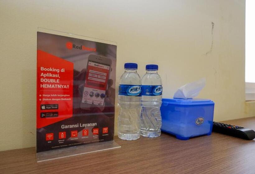 ユースホステル Reddoorz Near Tugu Muda Semarang