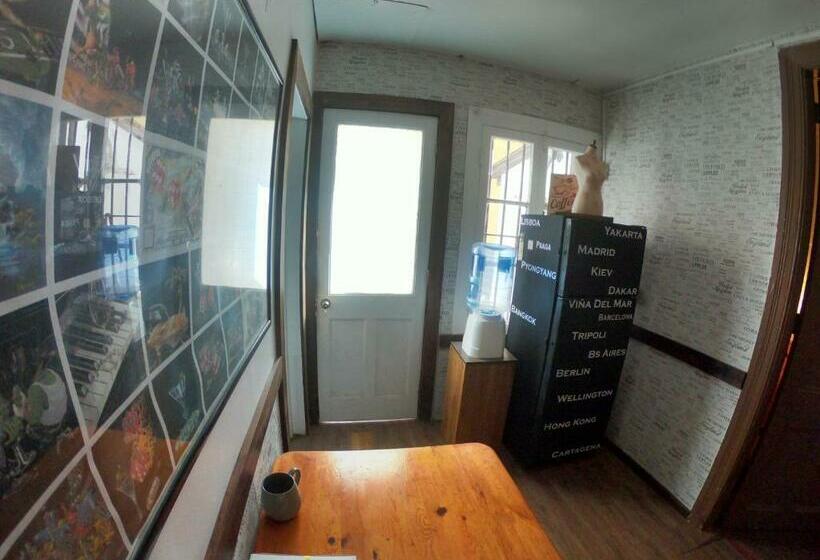 بنسيون Hostal Tres Casas