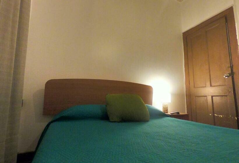 بنسيون Hostal Tres Casas