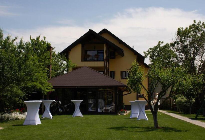 膳宿费 Janine Garden