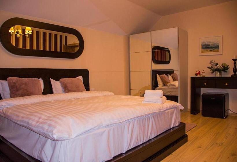 膳宿费 Janine Garden