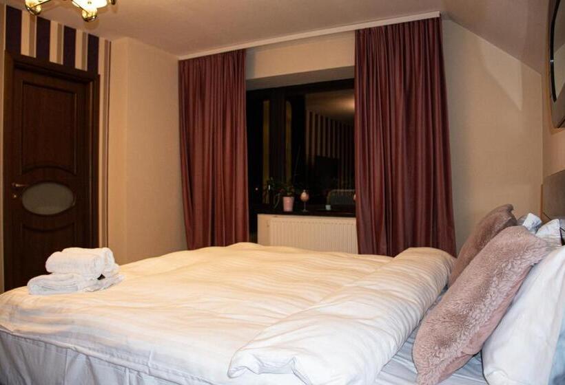 膳宿费 Janine Garden