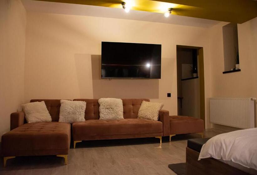 膳宿费 Janine Garden