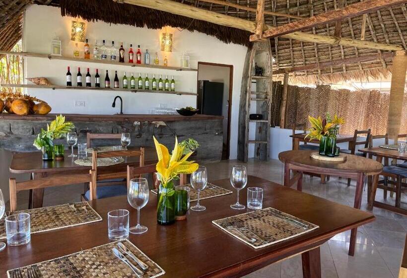 Отель Poa Poa Bungalows