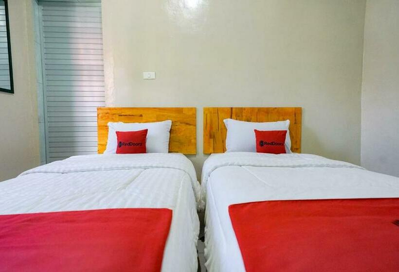 Отель Reddoorz Syariah Near Bukit Teletubbies Padangsidempuan