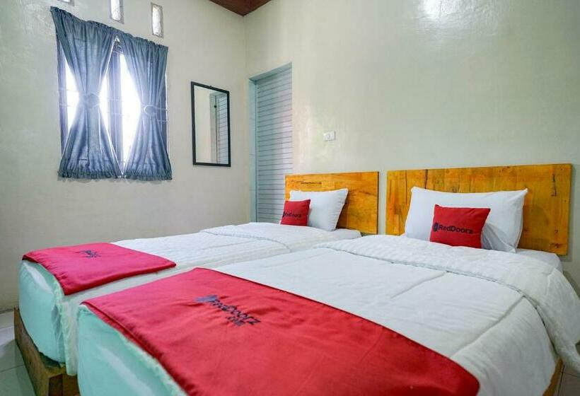 Отель Reddoorz Syariah Near Bukit Teletubbies Padangsidempuan