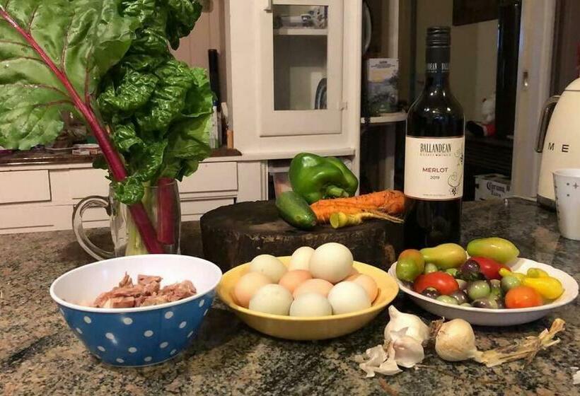 بنسيون Glenlyon Dam Holiday Cottage & Farmstay