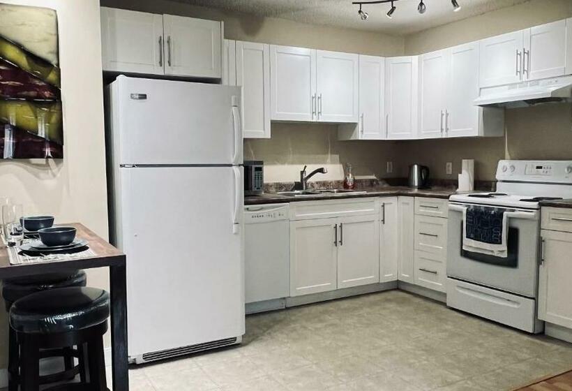 Private Room In Oliver 104 Ave, Across Grand Mcewan University, Norquest College, A Chic Location!