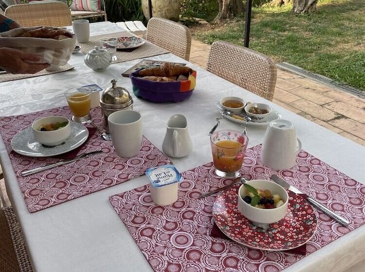 تختخواب و صبحانه Villa Daphné