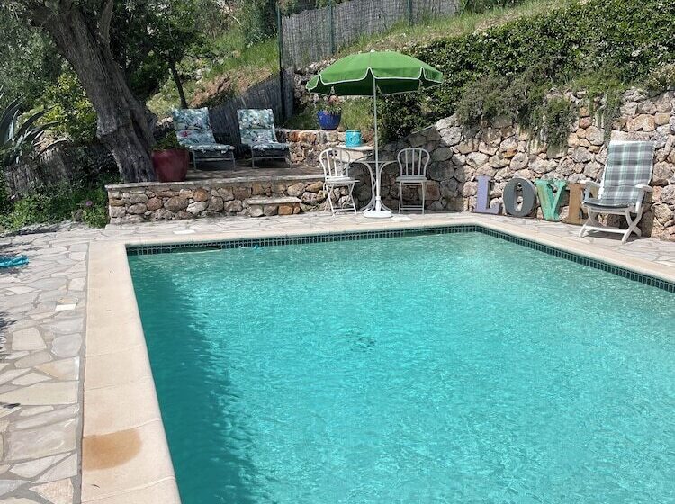تختخواب و صبحانه Villa Daphné