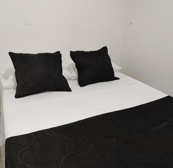 בית מלון כפרי Black & White