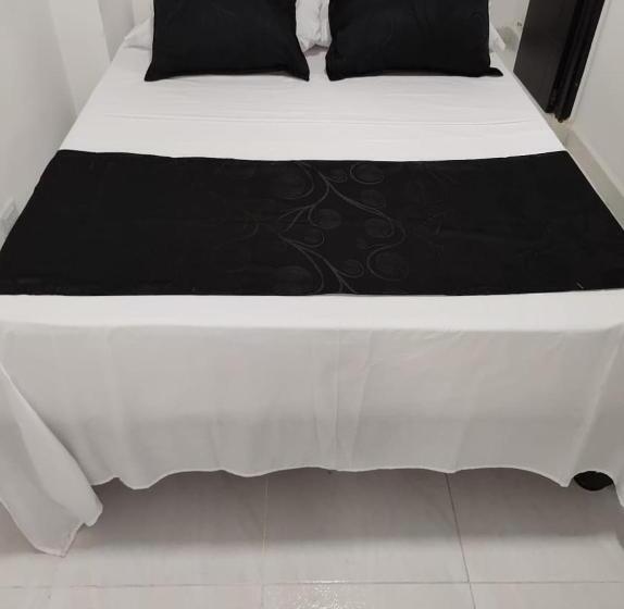 בית מלון כפרי Black & White