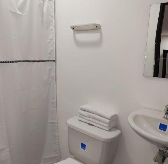 בית מלון כפרי Black & White