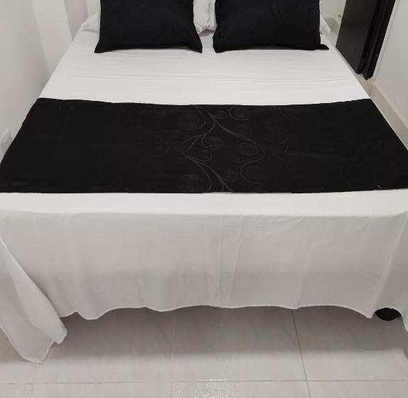 בית מלון כפרי Black & White