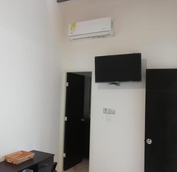 בית מלון כפרי Black & White