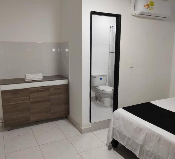 בית מלון כפרי Black & White