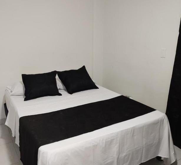 בית מלון כפרי Black & White