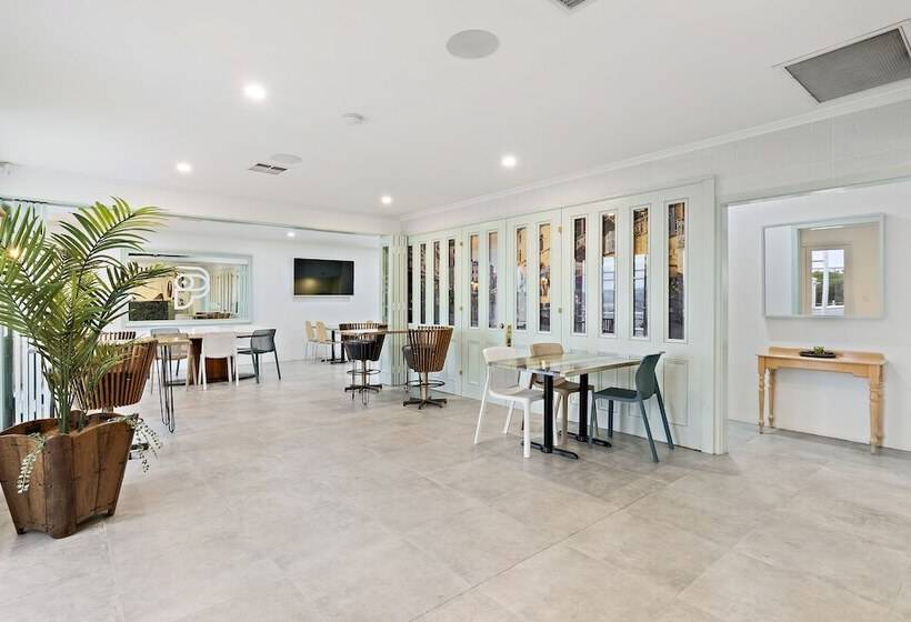 هتل Best Western Adelaide Airport  Formerly Parador Inn