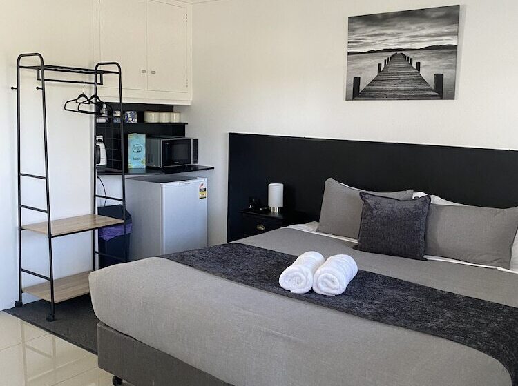 The Seaview Tavern Motel