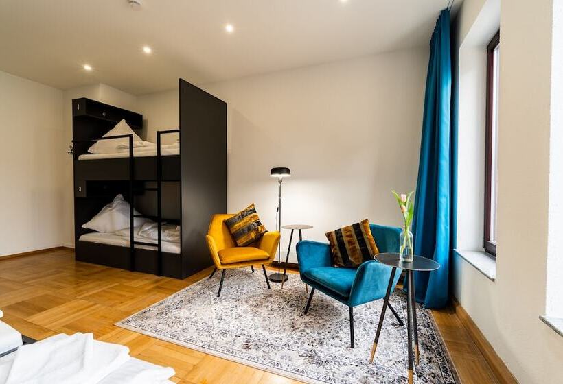 Общежитие Henriettas Sleeping