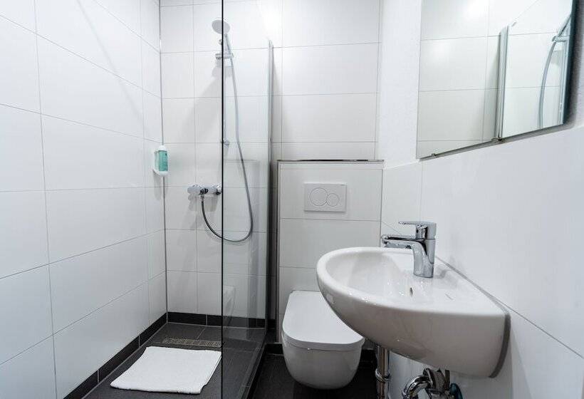 Общежитие Henriettas Sleeping