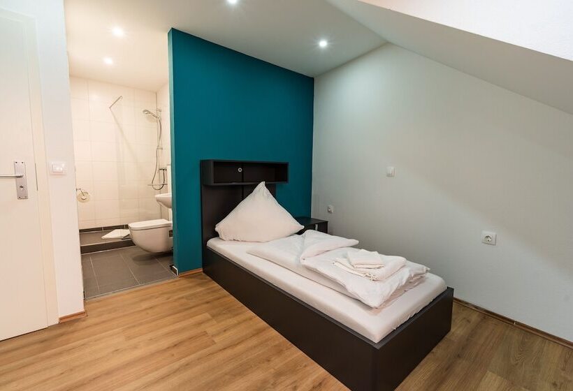 Общежитие Henriettas Sleeping