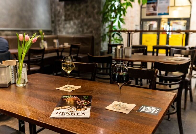 Общежитие Henriettas Sleeping