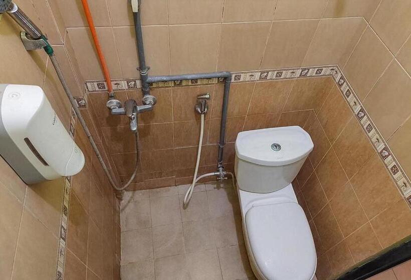 فندق Icha Homestay Near Terminal Purabaya Madiun